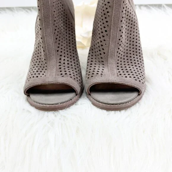 Lucky Brand "Lakyn" Taupe Perforated Peep Toe Ankle Boots/Booties Women's Size 9 - Picture 4 of 11